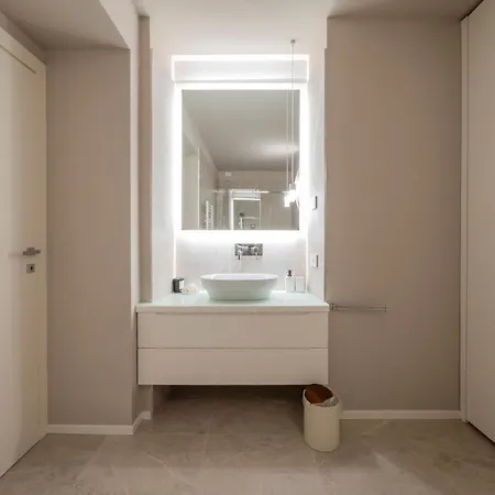 Xenia - Modern In Sant'ambrogio Appartement *